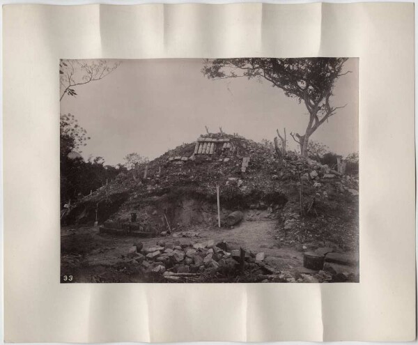 "Mound 6. Troisième jour de fouilles. Vue vers l'ouest".