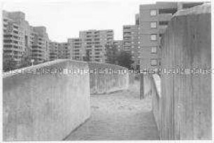 Hinterhof eines Neubau-Gebietes (Prämiertes Sonderthema: Kein Platz für Kinder)