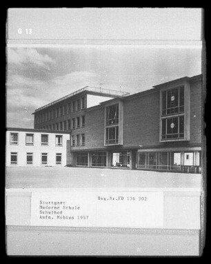 Stuttgart, modernes Schulgebäude