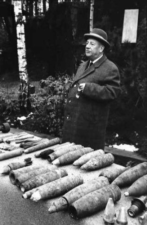 Breisach: Rheinwald bei Breisach; Kampfmittelbeseitigung, auf Tisch zusammengetragene Munition mit Regierungspräsident Dichtel