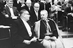 Freiburg: Auditorium Maximum, Finanzminister Dr. Hermann Müller und Erzbischof Schäufele, sitzend