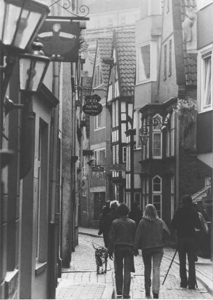 Bremen-Altstadt. Schnoor-Viertel. Blick in eine Gasse mit Besuchern des Viertels