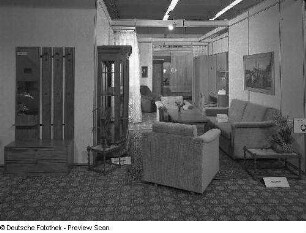 Ausstellungskojen mit Flurgarderobe und Wohnzimmermöbeln des VEB Möbelkombinat Zeulenroda-Triebes (ZEUTRIE)