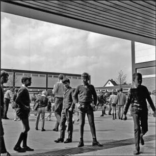 Planetenring, Volksschule/Hauptschule Nikolaus Kopernikus, Pausenhof