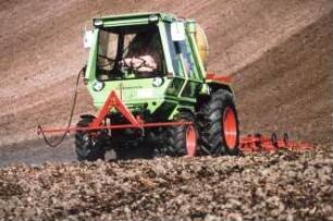 Fotografie: Saatbettbereitung, Feingrubber, Gitterrad, Feldspritze angebaut, Systemtraktor