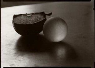 stilleben. kugel & apfel