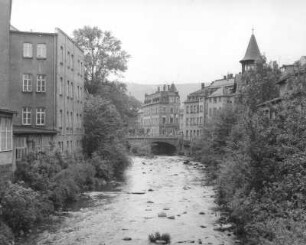 Aue. Zwickauer Mulde. . Blick von der Brücke Goethestraße / Schneeberger Straße flußabwärts nach Nordnordost zur Schulbrücke