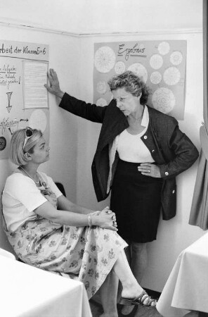 Luise (Lulu) und ihre Mutter Verena im Gespräch in der familiengeführten Internatsschule Lucius, Echzell