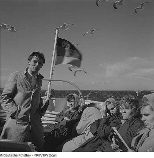Fahrt nach Hiddensee, Frauen und ein Mann auf dem Deck einer Fähre