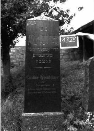 Grabstein 1328 (Index: 100102432) Material: schwarzer Granit Zustand: gut erhalten Maße HxBxT: 130x47x18 cm Beschreibung: Obelisk: Grabstein 1328
