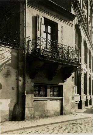 Alt-Berlin - Das kleinste Haus von Berlin an der Friedrichsgracht : Berlin-Mitte. Friedrichsgracht 45 a - Gartenhaus mit Balkon am Park der Familie v. Schickler. Erbaut 1735.