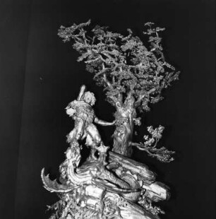 Siegfrieds Kampf mit dem Drachen : Siegfrieds Kampf mit dem Drachen. Bronze (um 1880; F. P. Widmann). Teilansicht. Neuschwanstein, Schloss Neuschwanstein, Palas, Esszimmer