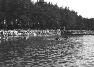 Weixdorf-Friedersdorf. Prinz-Hermann-Bad (Waldbad Weixdorf). 25-jähriges Jubiläum am 02.08.1931. Badeteich am Heiderand. Ostufer mit Zuschauern beim Badespielen