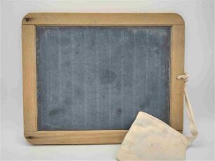Schiefertafel mit weißem Läppchen