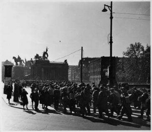 Ohne Titel (Vermutlich befreite Zwangsarbeiter vor dem Kaiser-Wilhelm-Nationaldenkmal, rechts Schinkelsche Bauakademie)