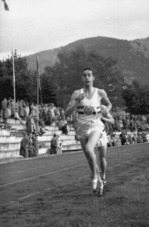 Freiburg: Gordon Pirie (1) und Peter Pirie (88) im 3000-m-Lauf