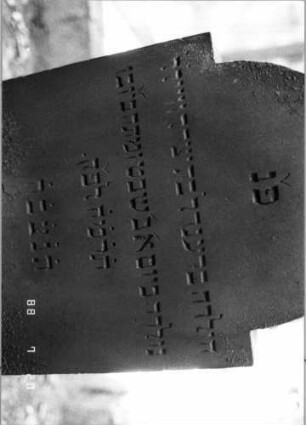 Grabstein 344 (Index: 100094687) Material: Sandstein Zustand: unten abgeblättert Maße HxBxT: 69x46x11 cm Beschreibung: Stele, eingezogener Rundbogenabschluß: Grabstein 344A
