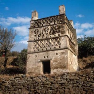 Tinos (Insel, 195km²), Taubenturm mit geometrischem Ziegeldekor, bei Dyo Choria