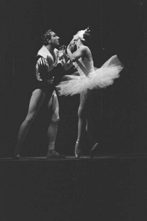 Szenenbilder aus "Schwanensee", Ballett zur Musik von Pjotr Iljitsch Tschaikowski. Ballettensemble Staatsoper Berlin, 16.11.1959