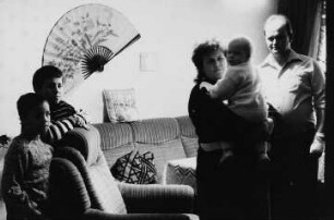 FamilieT. im Wohnzimmer
