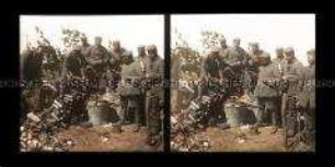 Soldaten beim Sortieren an einer Beutesammelstelle