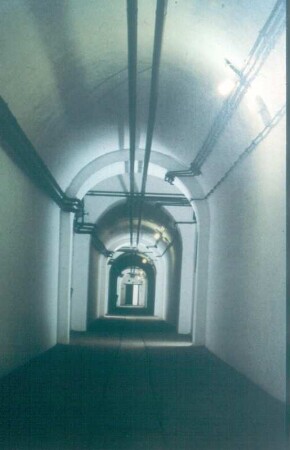 Jersey. German Underground Hospital. Tunnel mit an den Wänden befestigten Installationen