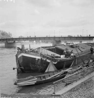 Elbschiffer, Schleppkahn nach der Kollision mit einem Brückenpfeiler