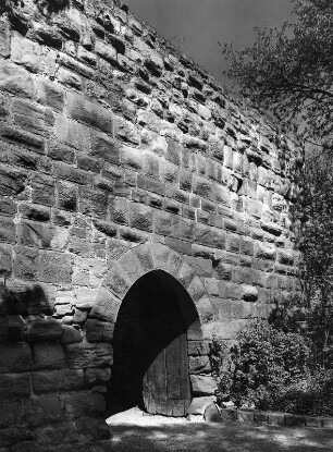Sinsheim-Weiler. Burg Steinsberg (1109). Portal des inneren Mauerrings. Außenseite