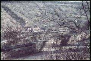 Blick auf Häuser und einen Fluss in einem Tal
