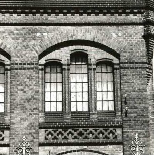 Cottbus, Am Großen Spreewehr 1. Klärwerk (1898-1902). Funktionsgebäude. Obergeschoßfenster