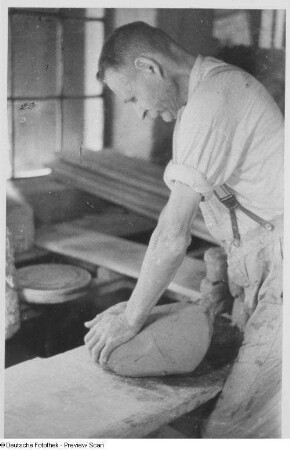 Mann beim Stauchen des Tons, Töpferei Paul Mirisch, Pulsnitz : Pulsnitz. Töpferei Paul Mirisch. Stauchen des Tones