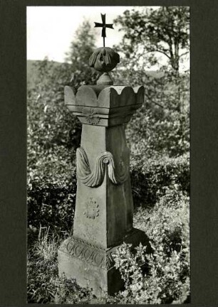 Friedhof, Grabstein, Urne mit Kreuz