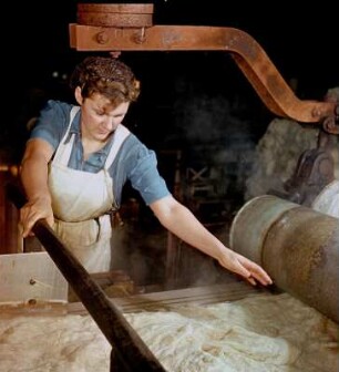 Arbeiterin an einer Produktionsanlage des VEB Filmfabrik Wolfen : Werbeaufnahme für die Marke ORWO des VEB Filmfabrik Wolfen