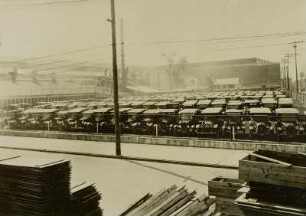 Columbus, Geoffrey Manufacturing Plant : USA. Columbus. Geoffrey Manufacturing Plant (Autoparkplatz an Fabrik). Werkautomobile