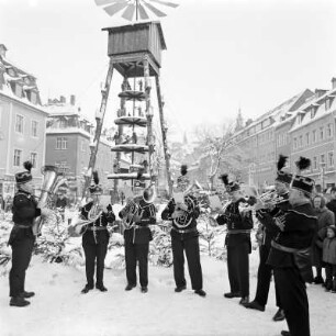 Schneeberg, Marktplatz : Schneeberg. Posaunenchor in bergmännischer Traditionskleidung auf dem Weihnachtsmarkt. Im Hintergrund sechstöckige Göpelwerkspyramide