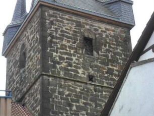 Evangelische Kirche - Kirchturm von Nordosten -Obergeschoß mit Werksteinen im mauersteinverband sowie Kleeblattfenster (Schießscharte) im Detail
