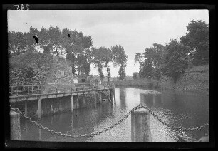 Condè (=Condé-sur-l'Escaut, Dep. Nord, Frankreich): Ufersteg und befestigtes Ufer "an der Schelde" (Blick von einer Brücke)