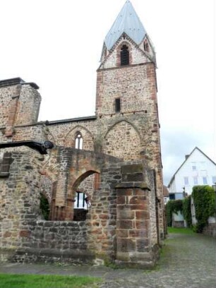 Totenkirche (Romanische Gründung)-Ansicht von Nordnordwest mit Basis ehemaliger Nordturm sowie Südturm