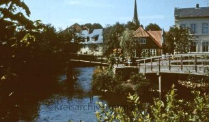 Trave mit Blick auf Hude und Peter-Paul-Kirche
