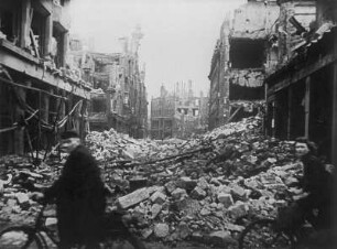 Szene aus dem Amateurfilm "Dresden nach dem 13. Februar": Blick in die kriegszerstörte Waisenhausstraße in Richtung Dippoldiswalder Platz