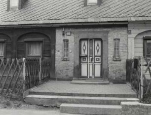 Neugersdorf, Umgebindehaus : Neugersdorf. Wohnhaus (1844), Wiesenstraße 10. Portal und Fenster