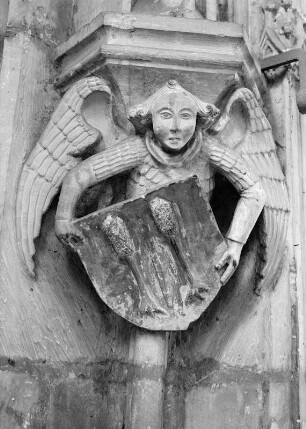 Magdeburg, Dom St. Mauritius und St. Katharina, Innenaufnahme, Lettner : Schildhaltender Engel in den rechten Gewänden der nördlichen Durchgangspforte