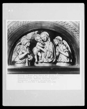 Lünettenrelief: Madonna zwischen Engeln
