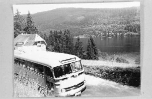 Titisee: Postbus am Titisee; mit Blick auf See