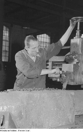 Portrait Walter Nichciols, Brigadier der Hoblerbrigade der BII in der SAG Transmasch Werk Bleichert, anläßlich seiner Auszeichnung als "Verdienter Aktivist"
