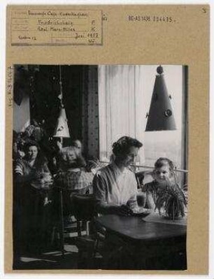 Haus des Kindes, Innenaufnahme aus dem Café. Berlin, Friedrichshain, Karl-Marx-Allee (vor 1961 Stalinallee)/ Strausberger Platz