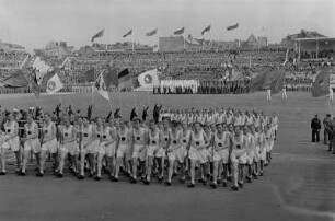 Sportlerparade im Walter-Ulbricht-Stadion : Sportler-Delegation im Paradezug beim Ausmarsch aus dem Stadion