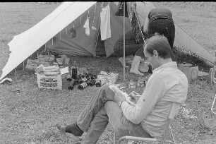 Čičmany. Akt-Pleinair 1980. Peter Söllner vor dem Vorzelt mit Konservendosen und Rotweinflaschen