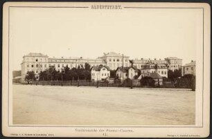Albertstadt. Vorderansicht der Pionier-Caserne : Albertstadt. Vorderansicht der Pionier-Caserne. Aus: Albertstadt. Sämmtliche Militärbauten in Dresden. 18 Photographien nach der Natur nebst Übersichtsplan. Verlag Adolf Gutbier, Dresden 1880, Blatt 13, Carte Cabinet. Verwalter: SLUB Dresden Hist.Sax.G.573 m