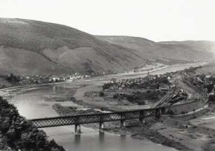 Bullay, Ortsansicht : Bullay. Ortsansicht über die Mosel mit Eisenbahn-(Stahlfachwerk-)brücke. Blick flußab nach Norden gegen Alf und Sollig